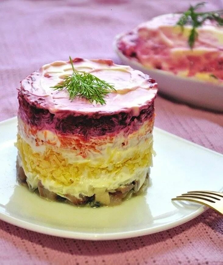 Порядок сборки салата под шубой Селедка под шубой (классическая) Ricette, Antipasti, Insalate