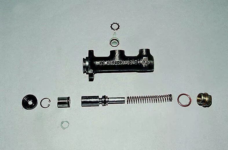 Порядок сборки цилиндра сцепления Установка ГЦС ВАЗ-2101 - ЗАЗ 968, 1,2 л, 1993 года своими руками DRIVE2