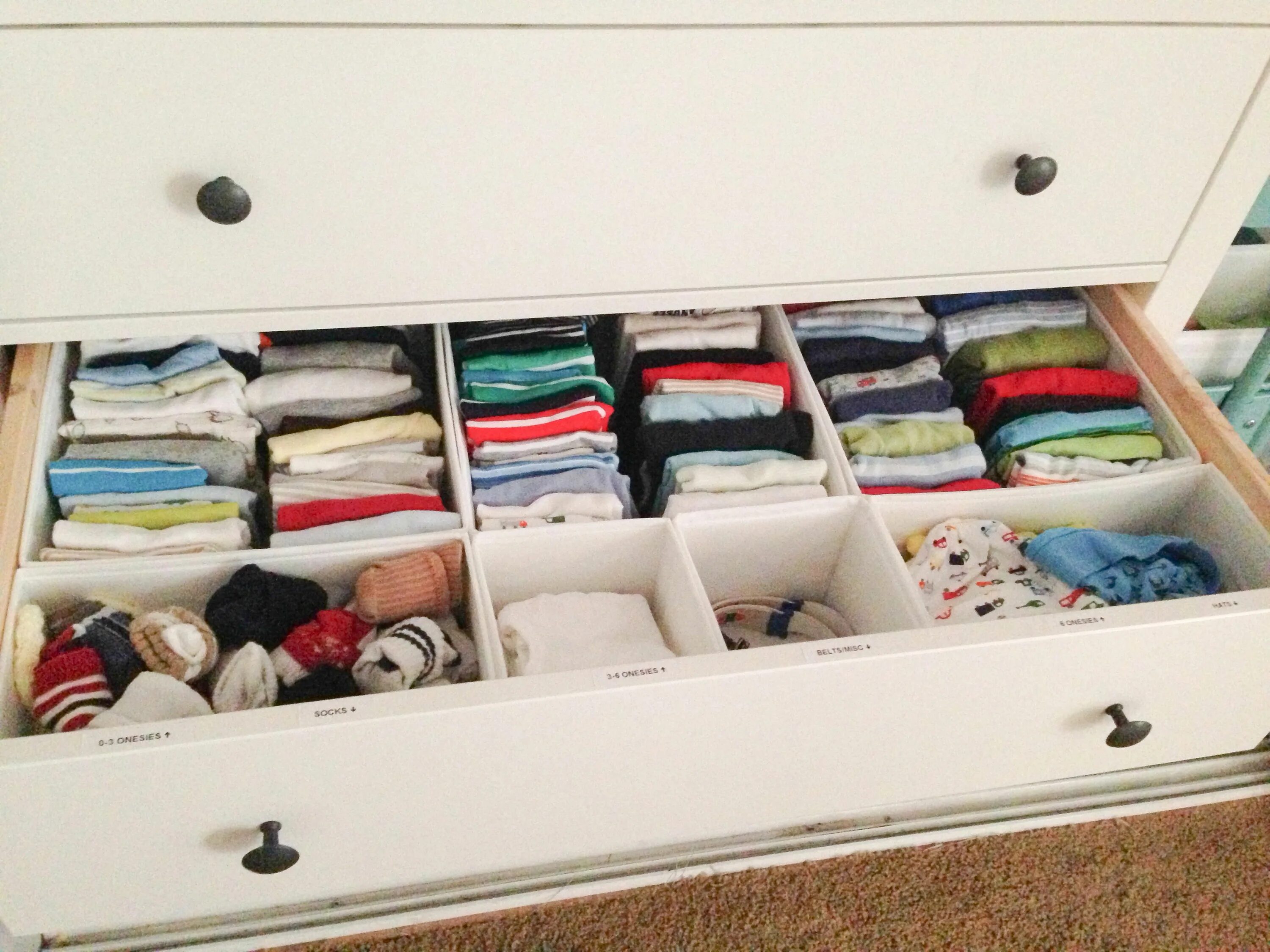 Порядок в шкафу фото How To Organize Drawers For Every Room of the House! Baby room organization, Nur