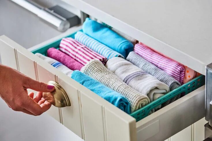 Порядок в шкафу идеи фото Marie Kondo’s Method for Storing Kitchen Towels Is the Only Way to Store Kitchen