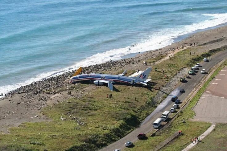 Посадка самолета в батуми фото American Airlines Boeing 737-823 N977AN is broken in two places and perched peri