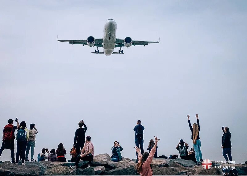 Посадка самолета в батуми фото Инструкция: как сфоткаться с летящим самолетом в Батуми