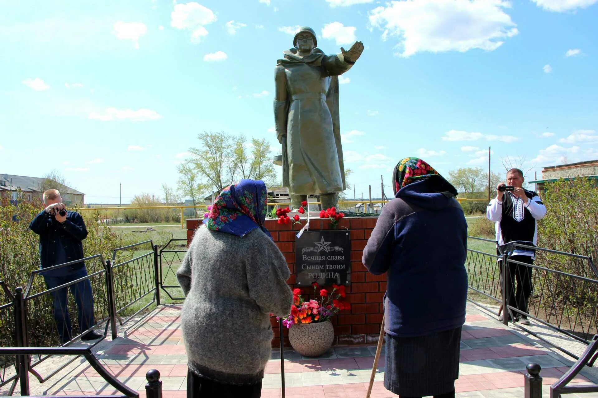 Поселок большевик фото В поселке Большевик после реконструкции открыли военный мемориал - Советское сел