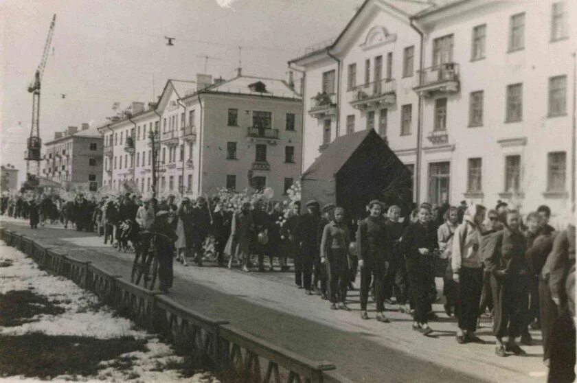 Поселок дербышки фото Поселок городского типа Дербышки. Первомайское шествие по улице Клубная (совреме