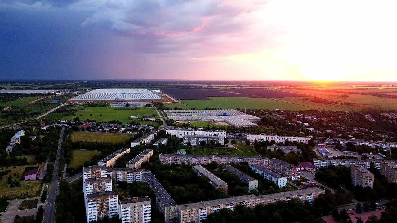 Поселок солнечнодольск фото Солнечнодольск летом. Закат с высоты птичьего полета. Красивый зеленый поселок -