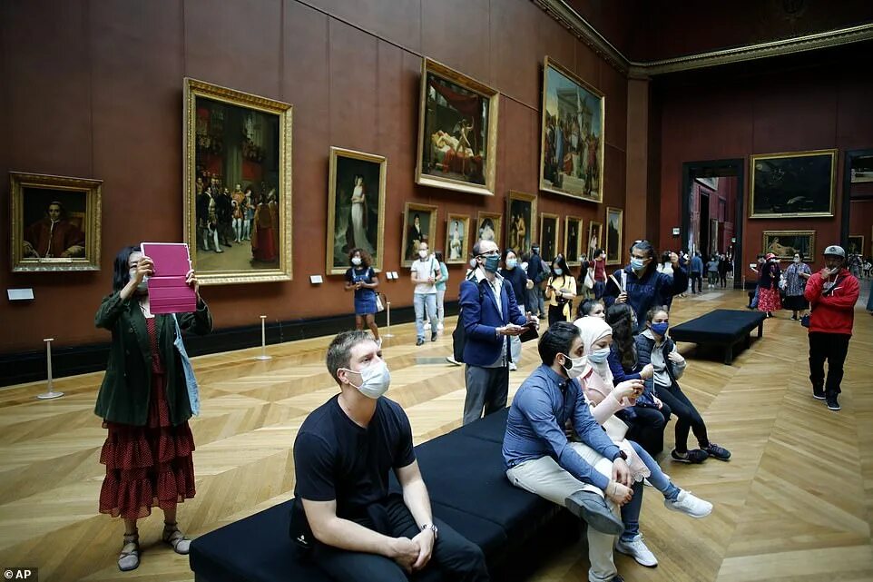 Посещение музея фото The Louvre museum reopens its doors after 16-week closure Daily Mail Online