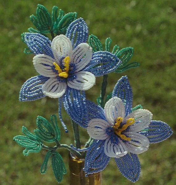 Пошаговое фото цветов из бисера Pin by Lyudmila Saburova on цветы из бисера French beaded flowers, Seed bead flo