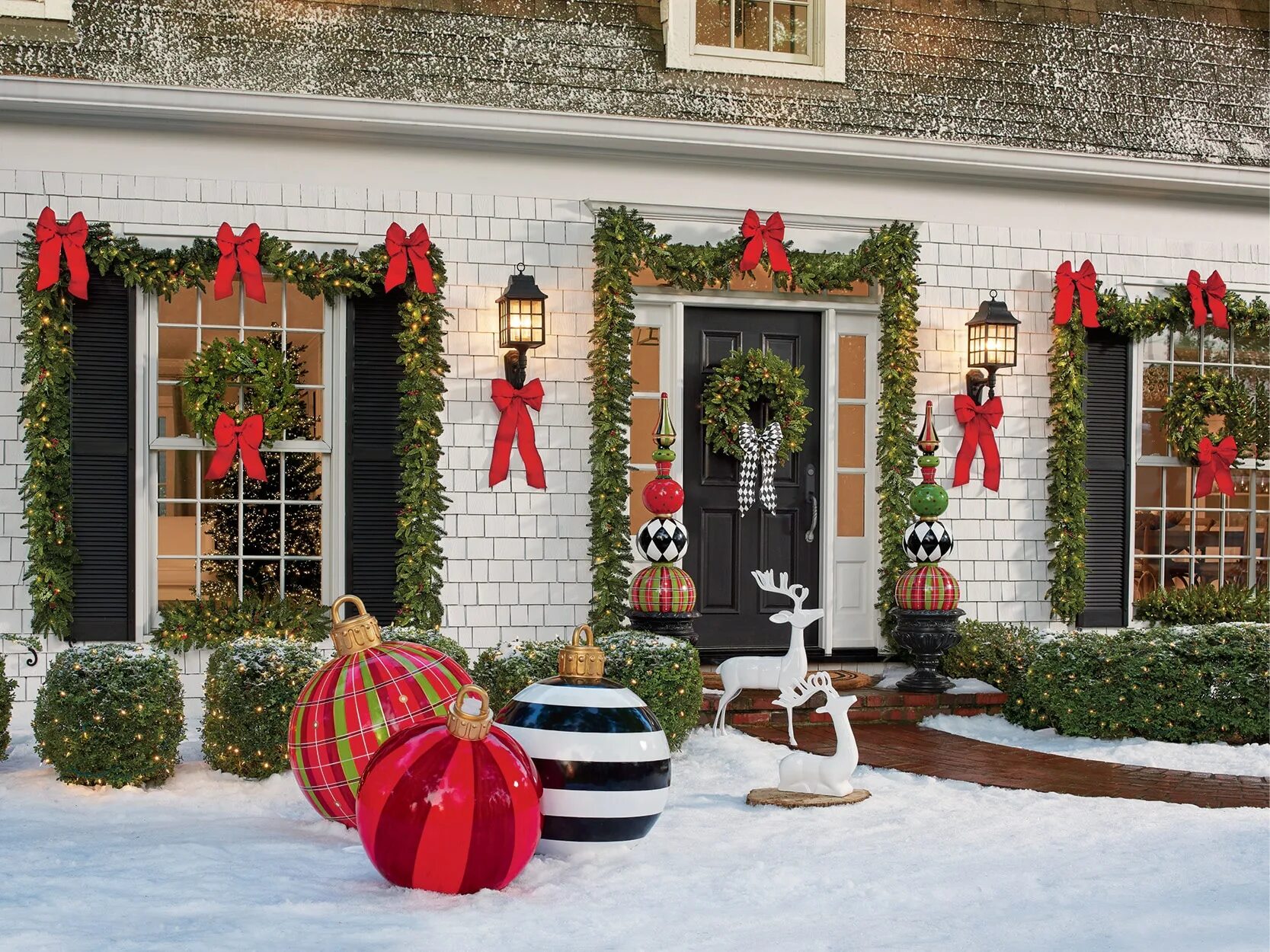 Пошаговое оформление дома Christmas Porch Decorations: 15 Holly Jolly Looks - Grandin Road Blog