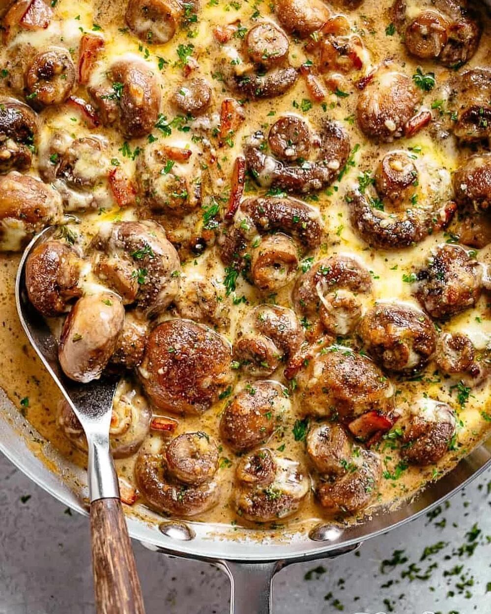 Пошаговые блюда с фото Karina Carrel on Instagram: "Creamy Garlic Mushrooms and bacon in a mouthwaterin