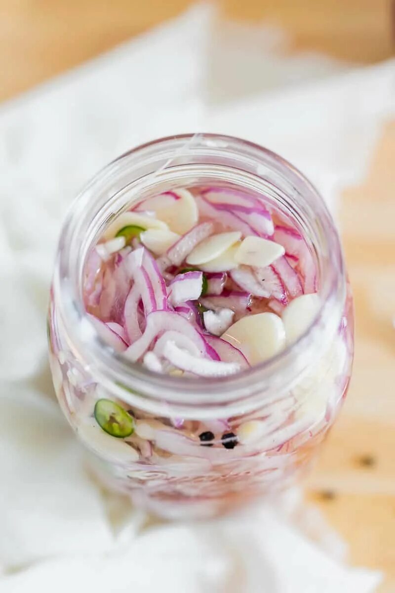 Пошаговый фото рецепт маринованного лука Pickled Red Onions - Girl With The Iron Cast in 2021 Pickled red onions, Red oni