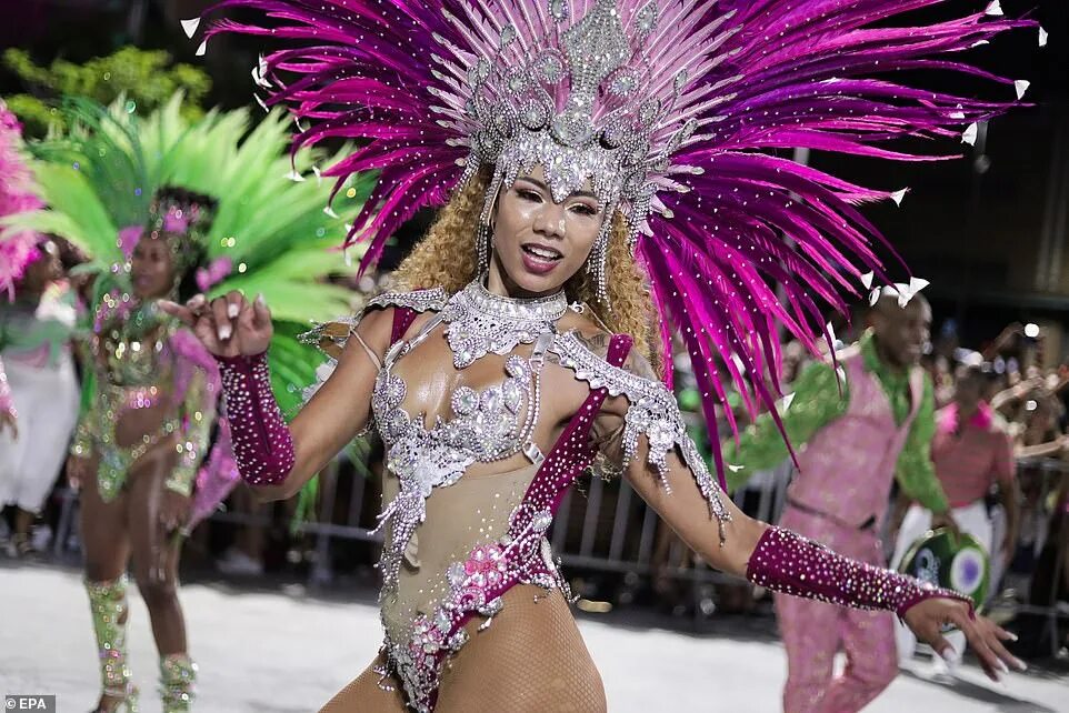 После карнавала фото Thousands flood downtown streets in Brazil for unofficial Carnival celebrations 