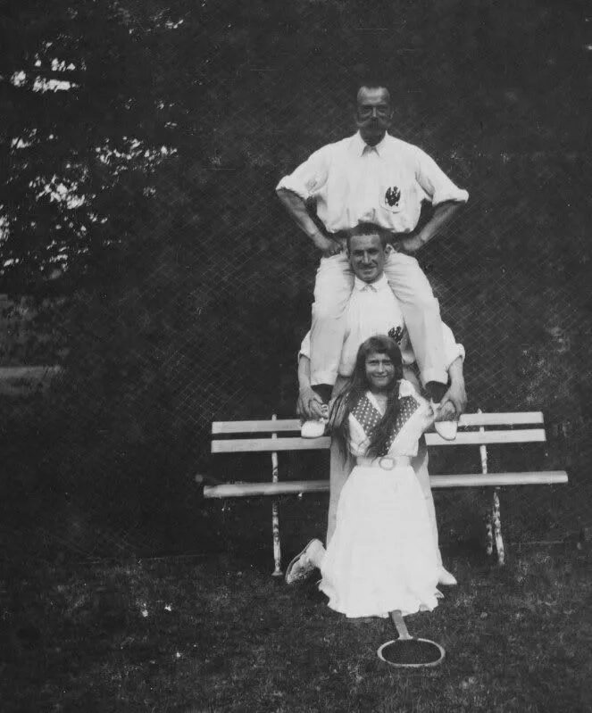 Последнее фото николая 2 Nicholas goofing off with Anastasia and a courtier. Romanov family, Family photo