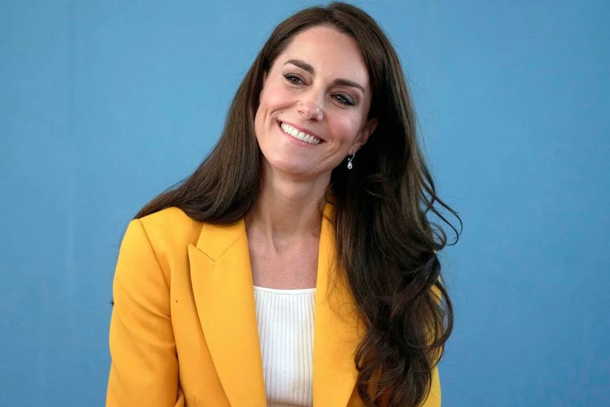 Последние фото кейт миддлтон на сегодня Kate Middleton Sports Yellow Blazer with a Special Meaning at Mental Health Awar