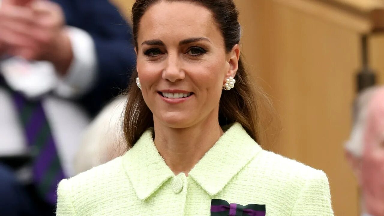 Последние фото кейт миддлтон на сегодня Kate Middleton Trades Wimbledon Whites for a Tennis Ball Green Look at the Women