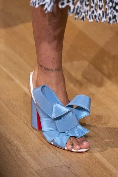 Последние тренды в обуви 2020 Halpern at London Fashion Week Spring 2020 Heels, Women shoes, Fabulous shoes