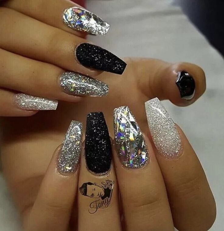 Последний дизайн ногтей фото Nail Art Decoration With Rhinestones And Glitter Nail designs glitter, Bling nai