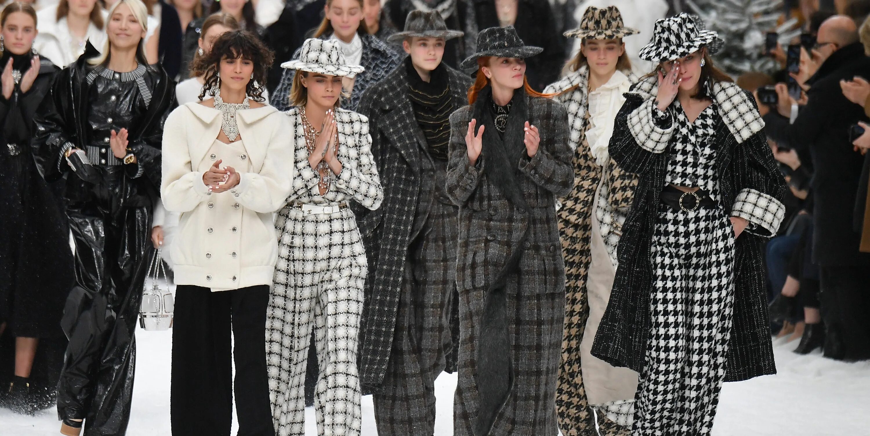 Последний мода женский Cara Delevingne and Penelope Cruz Walk Karl Lagerfeld's Final Chanel Show at Par