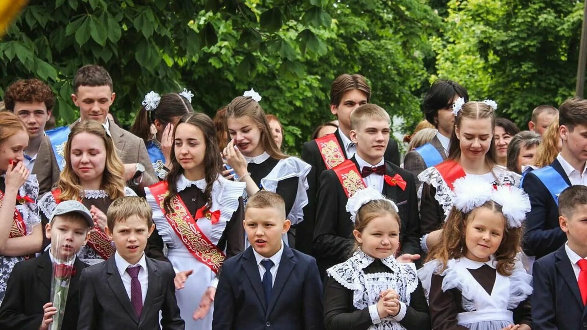 Последний звонок 11 фото Линейки и удалёнка: как пройдут последние звонки в школах Белгородской области -