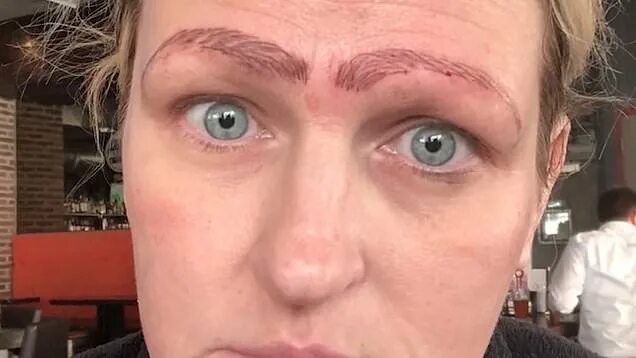 Последствия перманентного макияжа фото Microblading procedure gone wrong leaves woman with botched brows