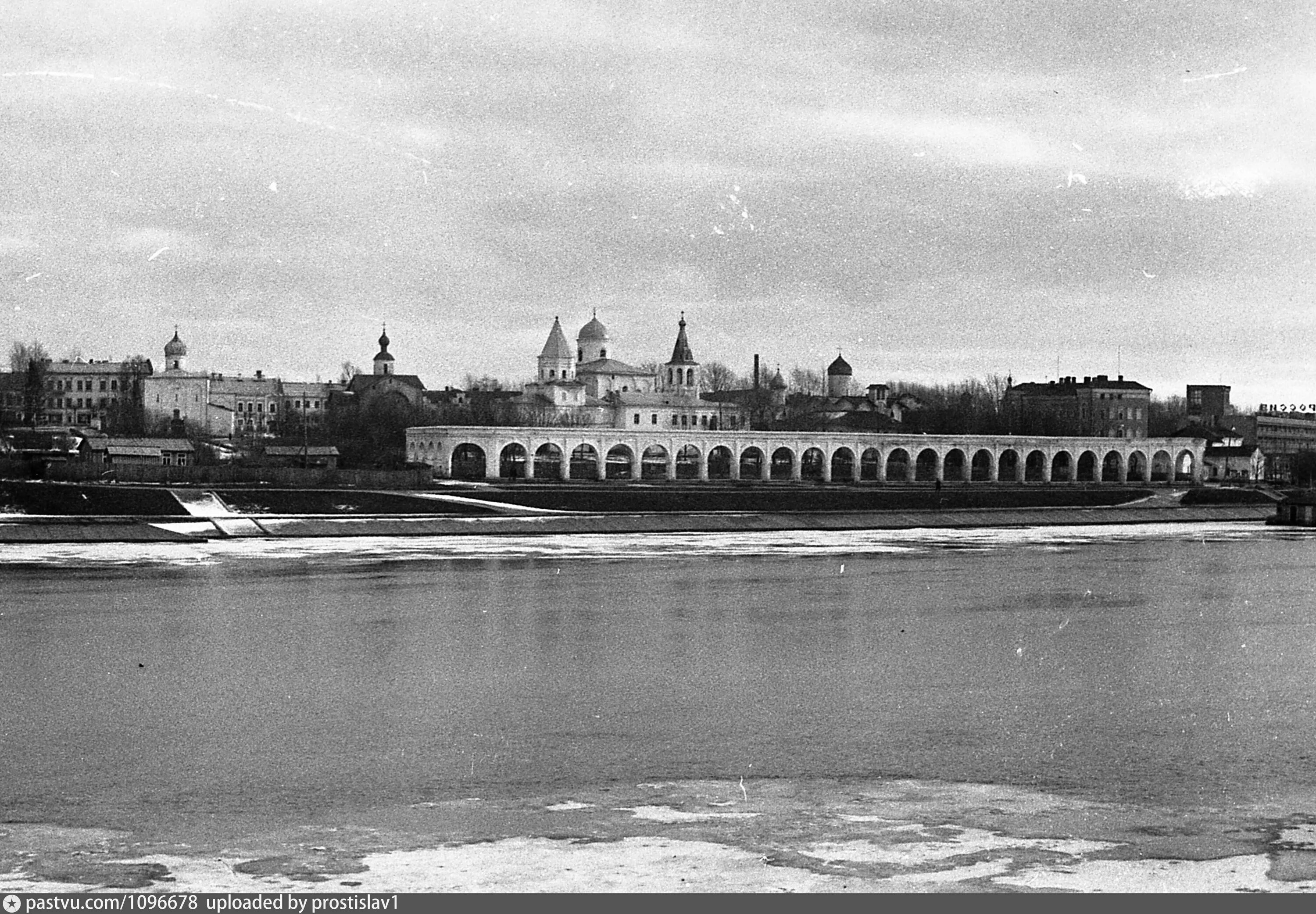 Послевоенные фото великого новгорода Вид на правобережную сторону Новгорода - Retro photos