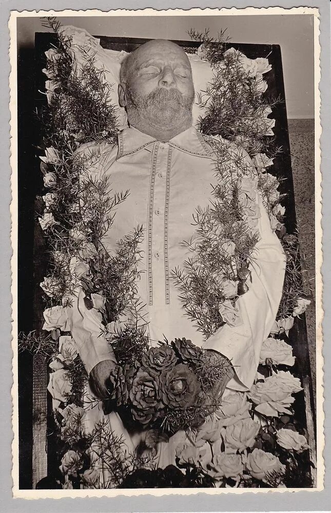 Посмертные фото великих людей Vintage Post-Mortem Photo/RPPC, Gentleman Clutching Flowers - Mourning - Funeral