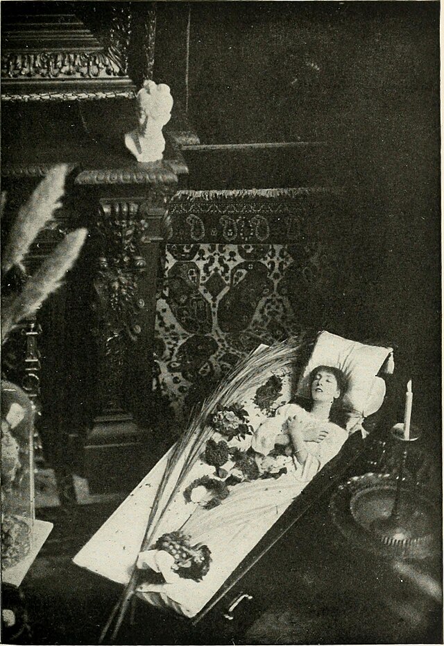 Посмертные фото великих людей Plik:Sarah Bernhardt in her coffin.jpg - Wikipedia, wolna encyklopedia