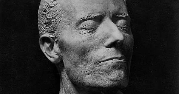 Посмертные маски великих людей фото с именами Death masks that record the faces of the departed in great detail. Not convinced