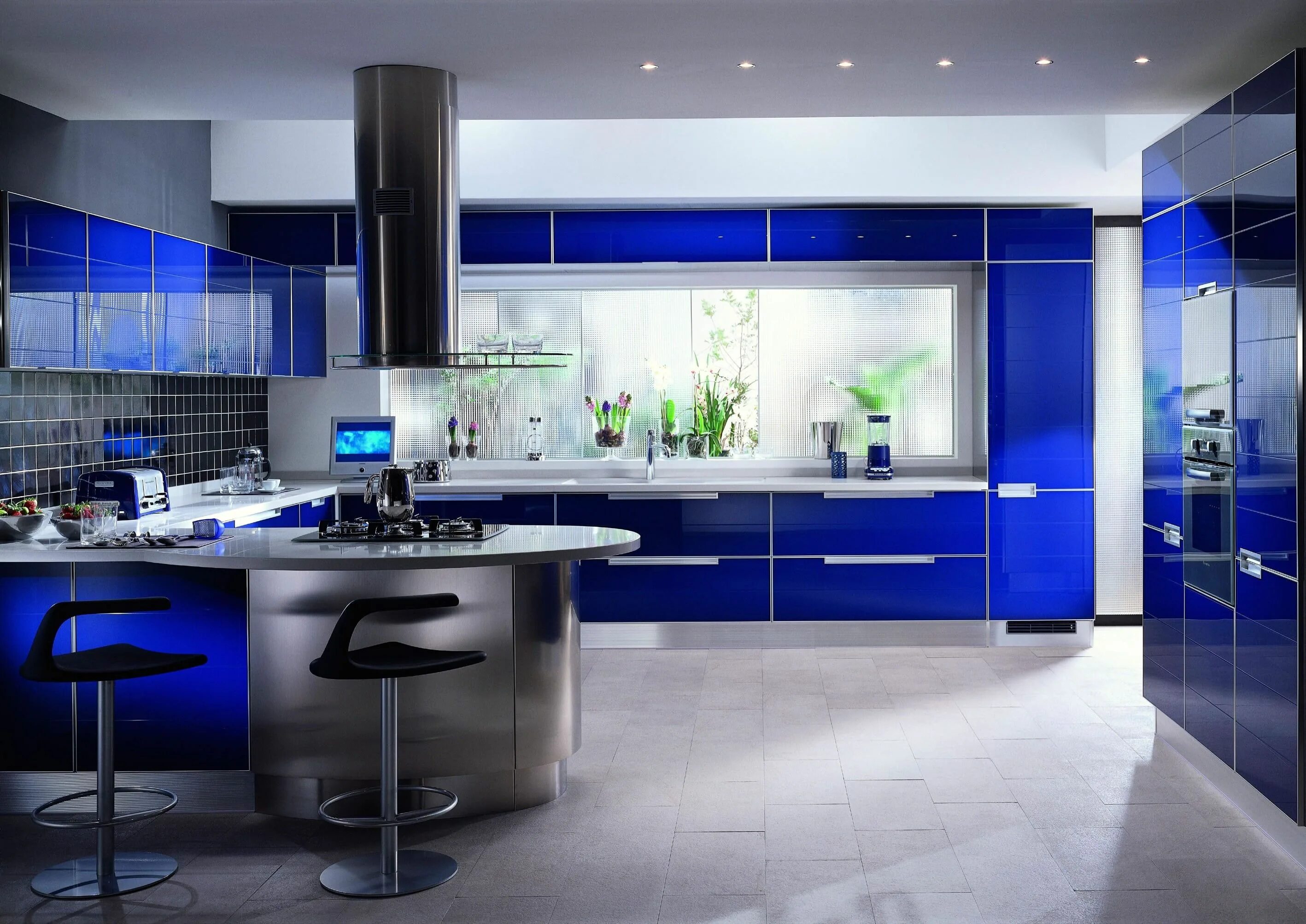 Посмотреть дизайн кухни blue glass cabinet, gray and blue kitchen area with two bar chairs #kitchen #int