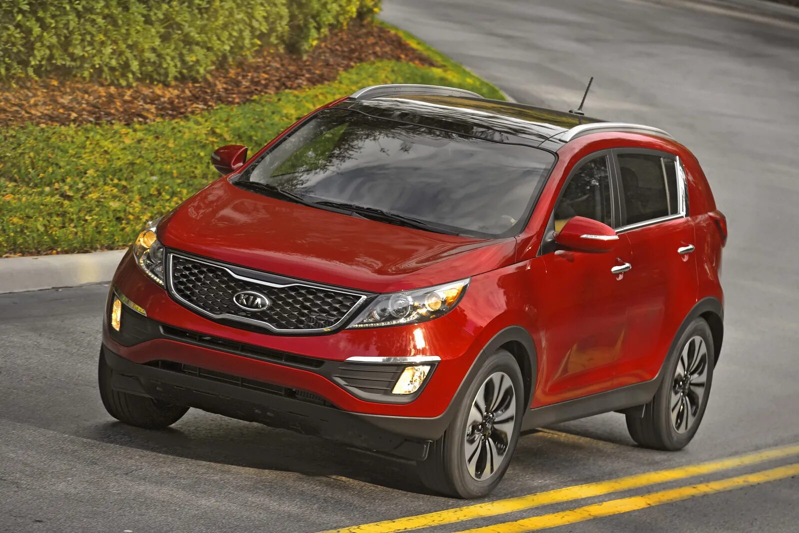 Посмотреть фото киа Kia Adds 256HP 2.0-liter Turbo to Sportage Range, Priced from $26,490 Carscoops