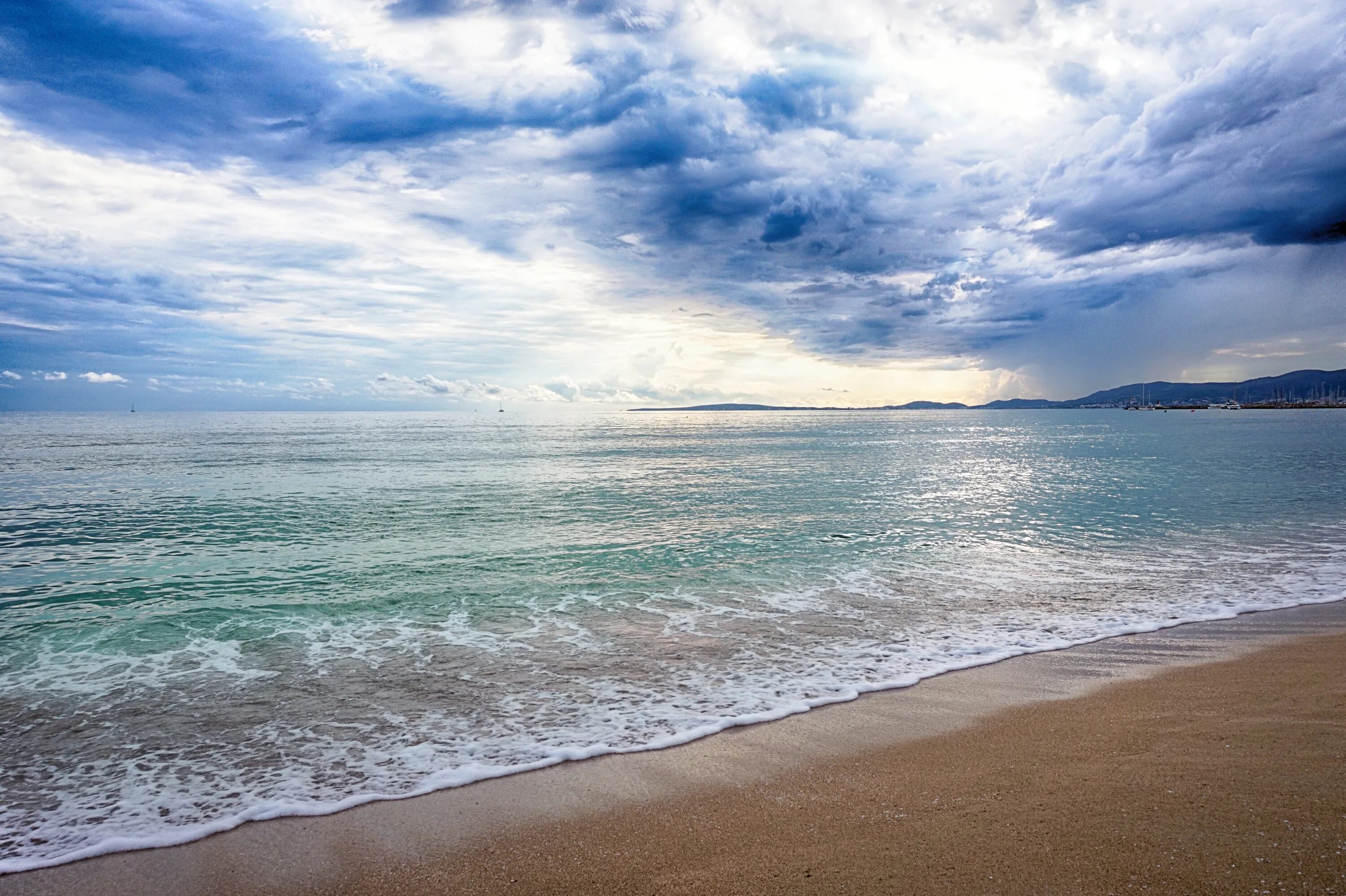 Посмотреть фото море Beach near the sea in Mallorca on a cloudy day free image download