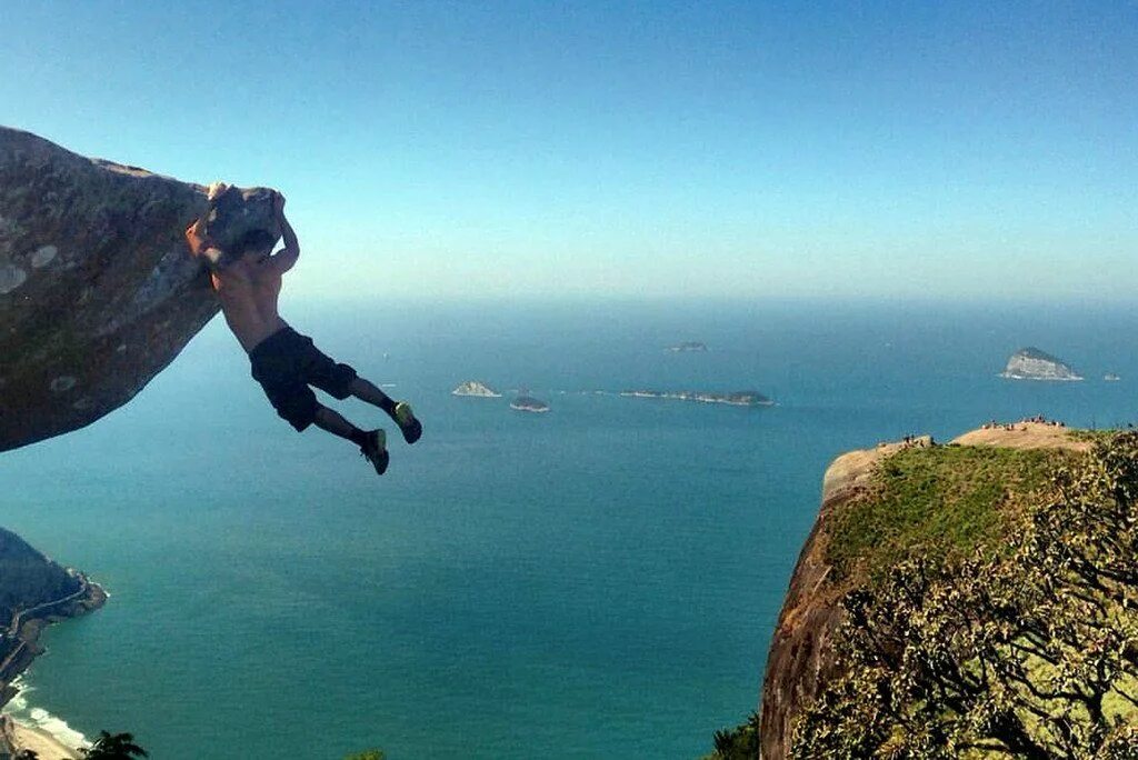 Посмотреть где было сделано фото Daredevil Hanging From Cliff Edge Using Just His Abs Isn’t As Daring As You Thin