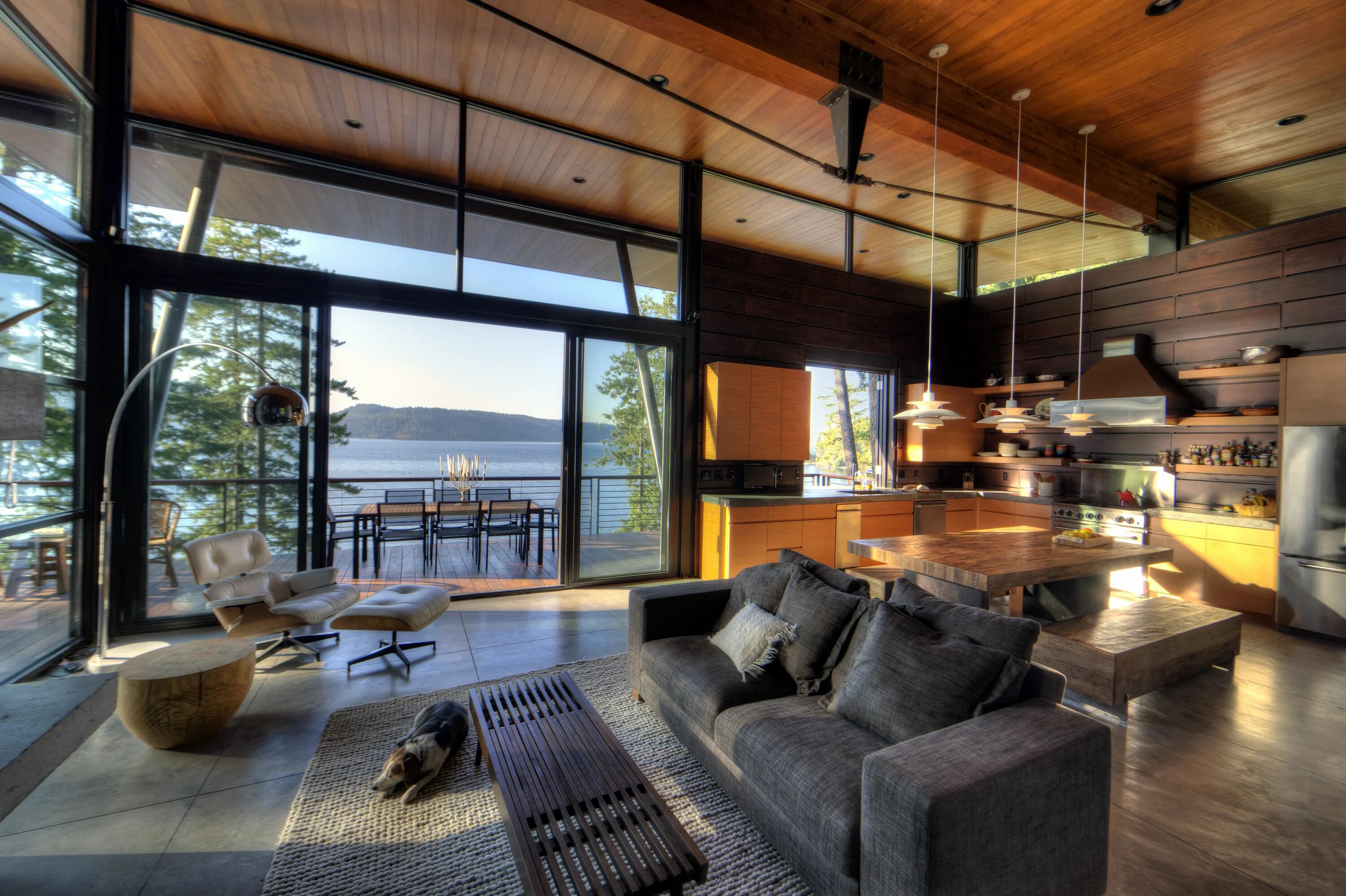 Посмотреть интерьер дома Contemporary House w/ natural Wood, Stone & Glass perched above Coeur D’Alene La