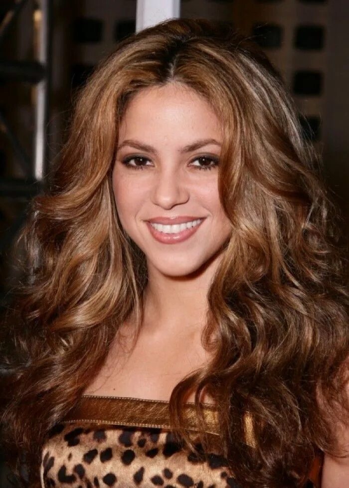 Посмотреть цвета волос фото Shakira has gorgeous golden brown hair Cabello rubio dorado, Peinados shakira, C