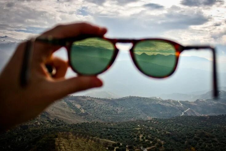 Посмотри на мир фото Stylish Sunglasses for Mountain Views