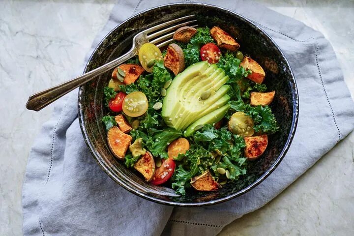 Пост блюда фото Avocado With Roasted Pumpkin Seeds and Kale Salad Recipe Nutrient packed smoothi