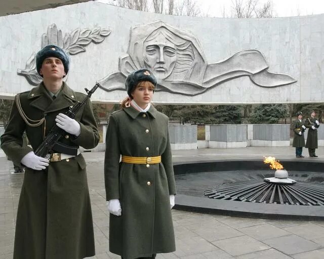 Пост номер 1 фото В день освобождения Ростова к мемориалам города несли цветы KR-News.Ru - Информа