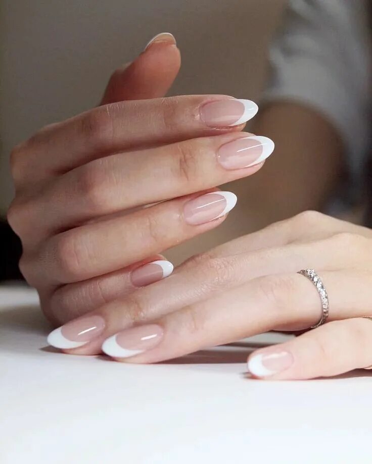 Пост про френч маникюр Французский маникюр снова в моде French tip acrylic nails, White tip nails, Oval