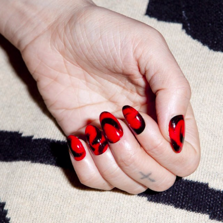 Пост про красный маникюр Black and Red Nails: Crescent Swirls