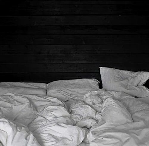 Постель черно белое фото SLEEPING ALONE - sayable Sleeping alone, Unmade bed, Home bedroom