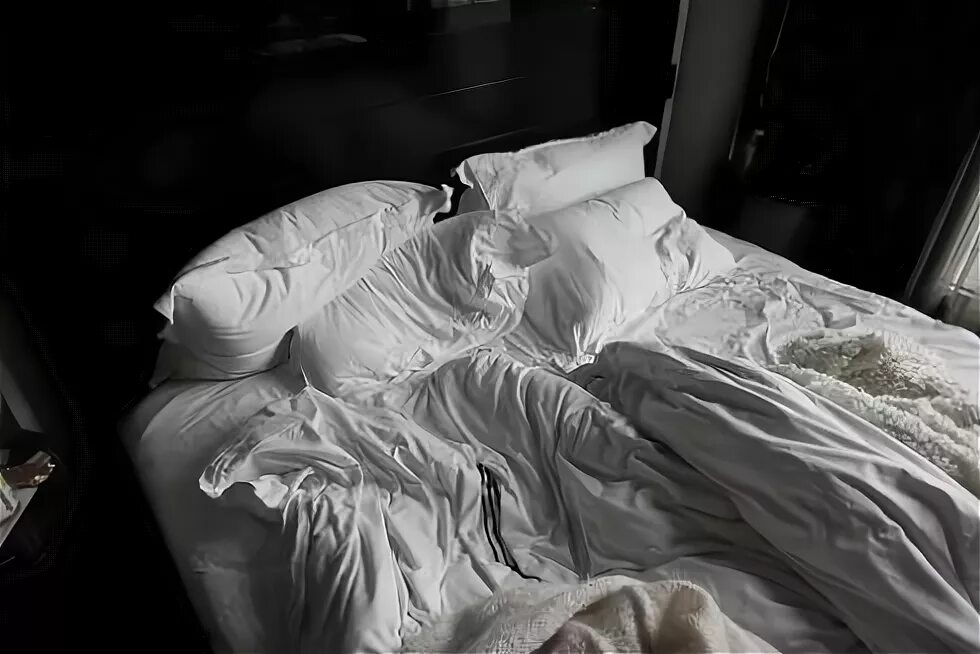 Постель черно белое фото the art of the unmade bed Unmade bed, Bed, Messy bed