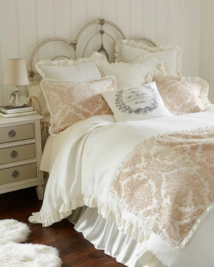 Постельное белье интерьере спальни Horchow French Laundry Home Aimee & Fiona Bedding Bed linens luxury, French coun