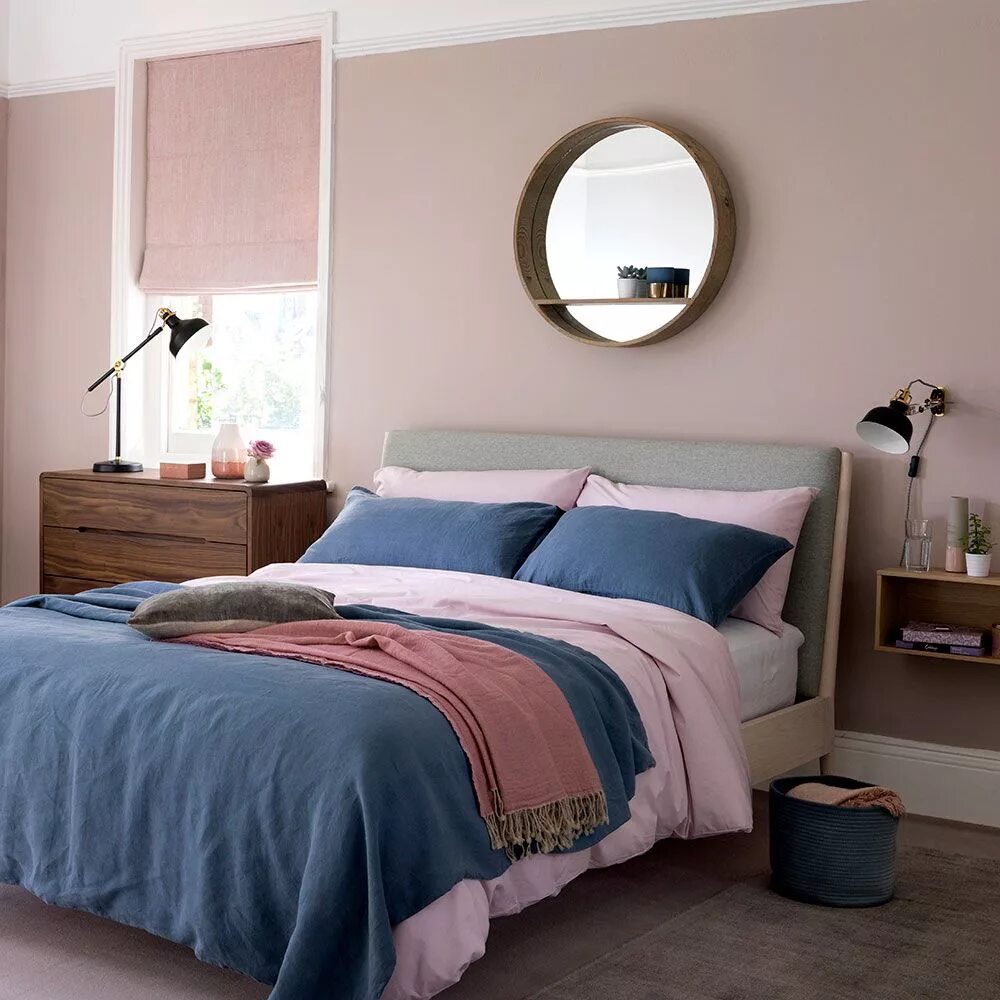 Постельные цвета в интерьере Relaxed-Scandi-bedroom-in-blush-pink-and-denim-blue Blue and pink bedroom, Pink 