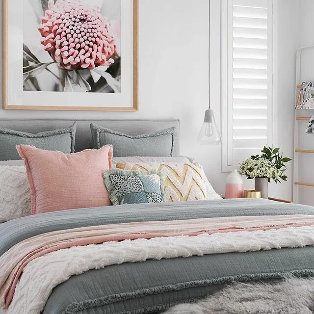 Постельные цвета в интерьере спальни Loving the palette of this bedroom, light blue, blush pink and white #bedroom #b