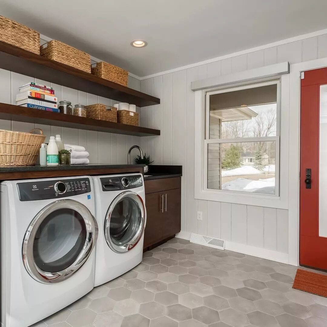 Постирочная комната в частном доме фото This laundry / mud room combo in @meganbrakefieldinteriors mid mod remodel is wo