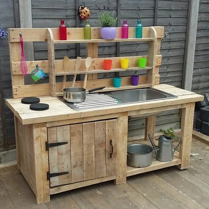 Построить кухню на даче своими руками Mud kitchen. Maison pour enfants palettes, Cuisine en bois enfant, Mobilier exté