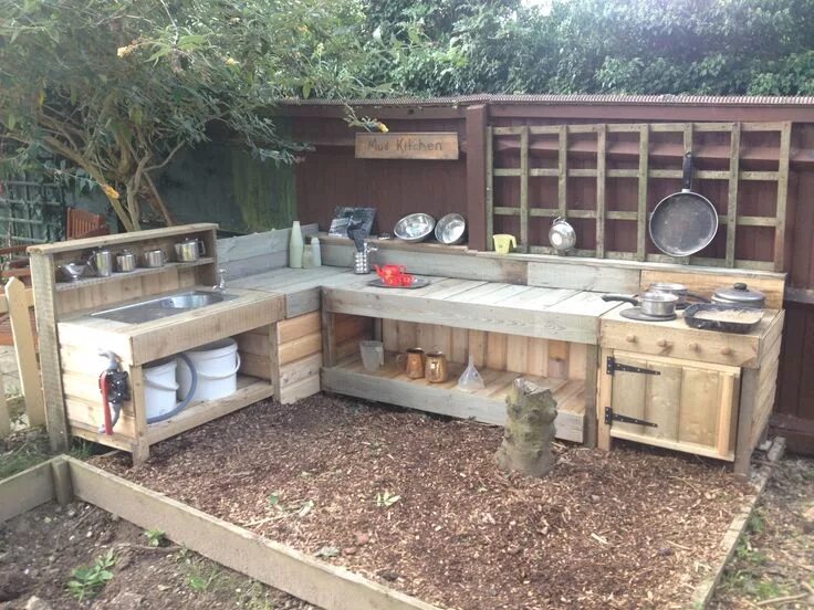 Построить кухню на даче своими руками Our new mud kitchen #mudkitchen #openendedplay #mud Cucina di fango, Giardino pe