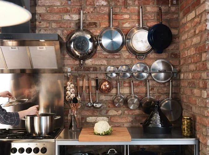 Посуда для кухни в стиле лофт small kitchen pots pans Brick kitchen, Brick wall kitchen, Rustic kitchen