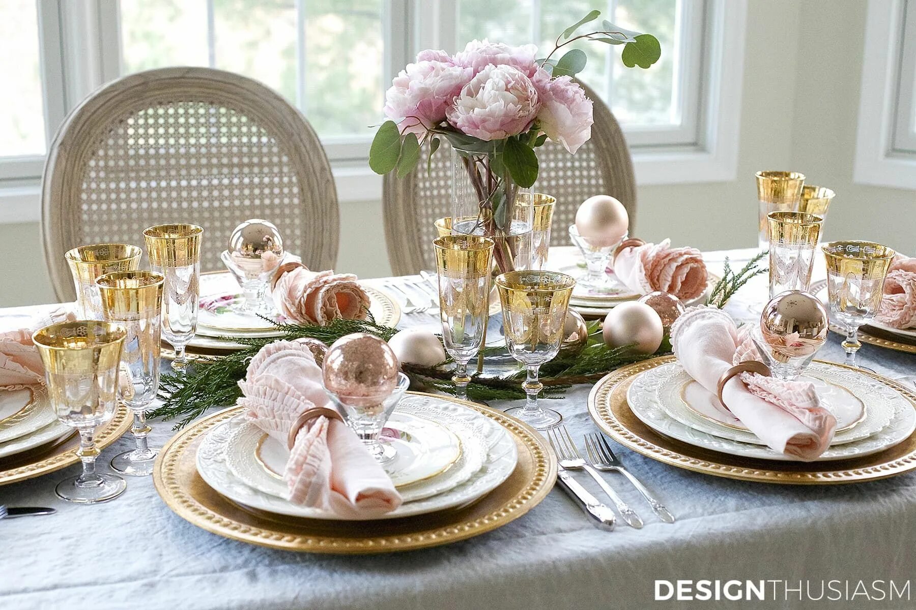 Посуда на столе фото Elegant Holiday Table Setting with Gold and Pink Christmas Decorations Pink chri