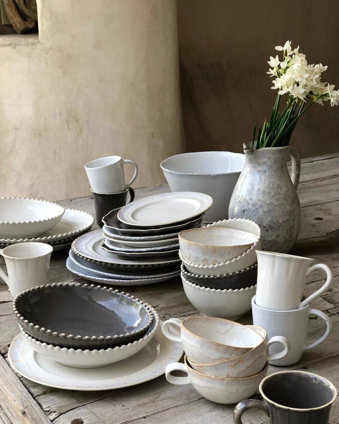 Посуда в интерьере фото Mix up your table with hand-crafted, one-of-a-kind pieces. #dinnerware #handcraf