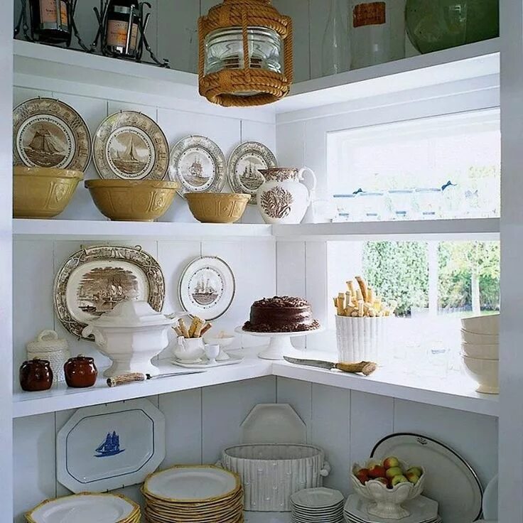 Посуда в интерьере фото ELLE DECOR on Instagram: "The open shelves in this Hamptons #kitchen create the 